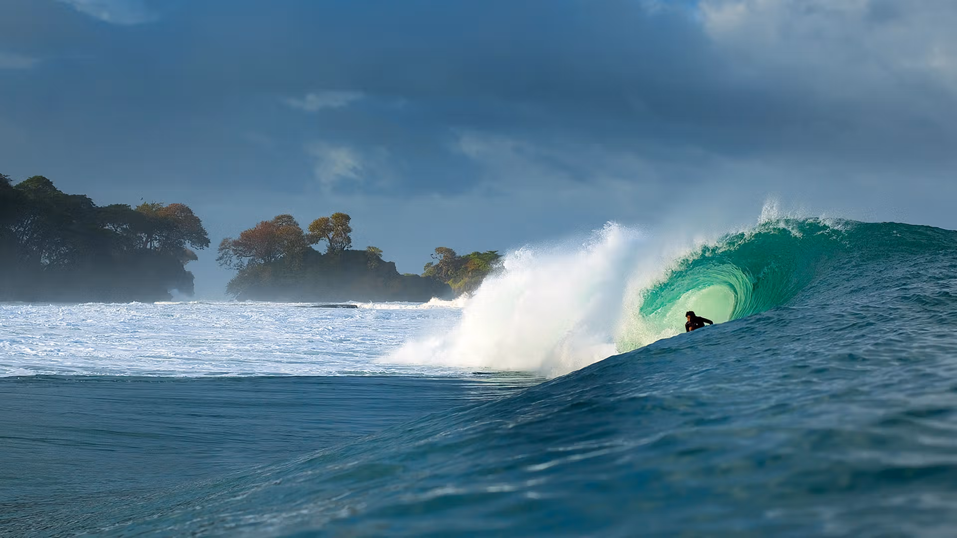 Pacific surf break near Manuel Antonio